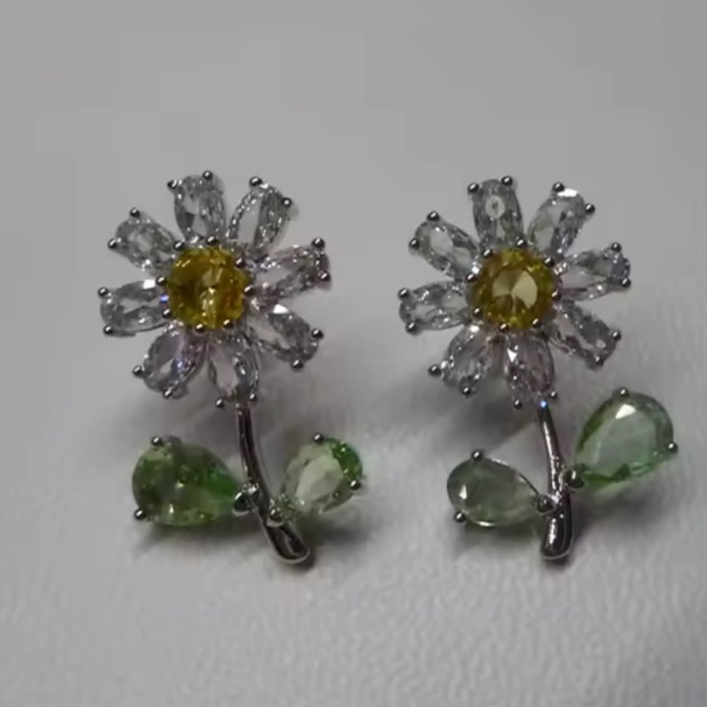 Daisy Floral Crystal Earrings - Picture 14 of 16